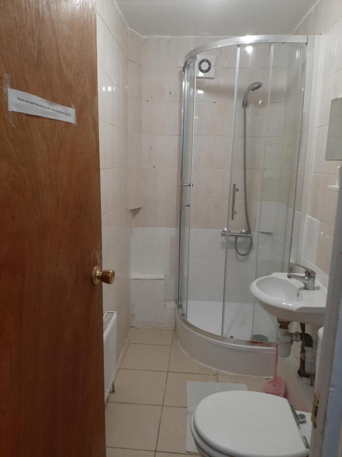 Single Room With Underbed 8 Лондон Экстерьер фото